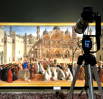 Videocamera che riprende un opera d'arte